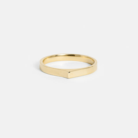 14k yellow gold 2.5mm flat wedding band with angular peak detail