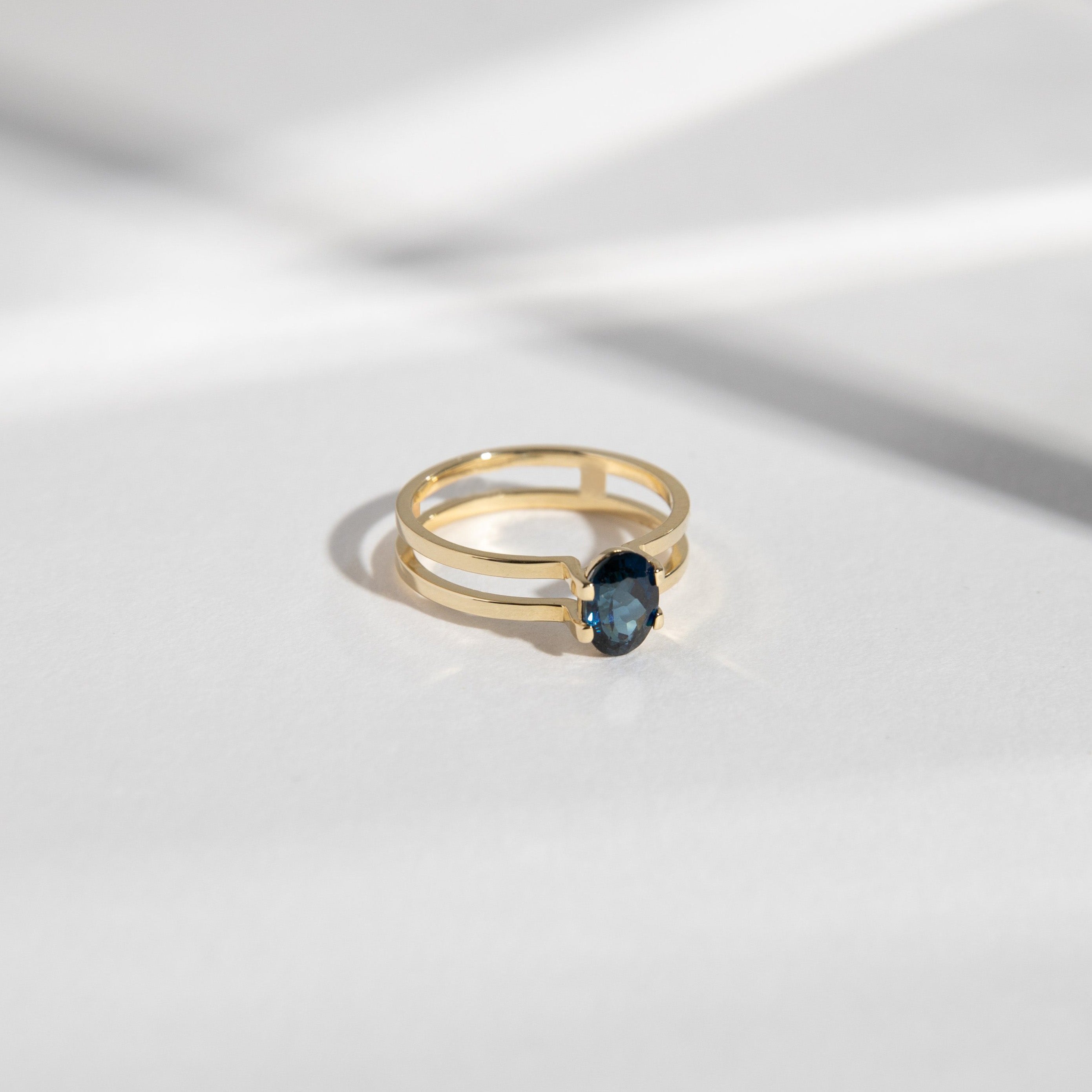 Mes Ring with 1ct Sapphire in Gold
